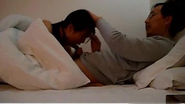 真面目な教師が生徒たちと部屋で盗撮される。