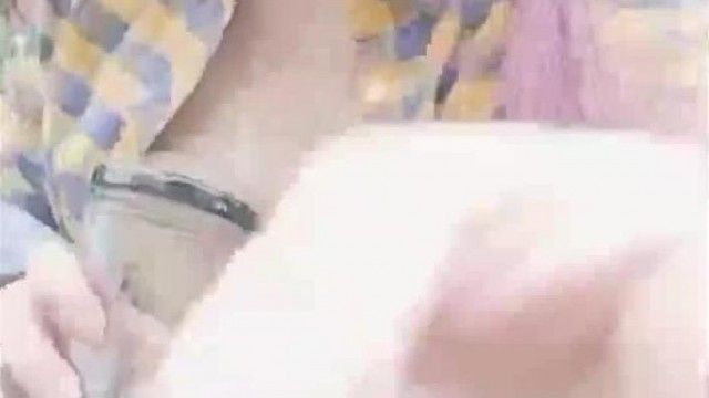 An 18-year-old girl took a selfie in the park at 2pm and exposed herself. She even boldly stuffed fruit into her sister for skin care.