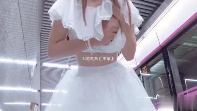インターネットの有名人になるということは、駅に入る瞬間から車両に乗るまでずっと自慢し続けることです！ (3)