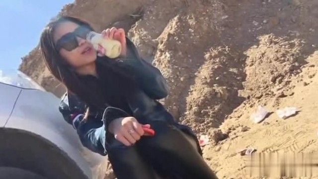 幫修車就「讓你試車」女孩車壞路邊呆坐...男子見狀欲幫忙沒想到先被脫褲