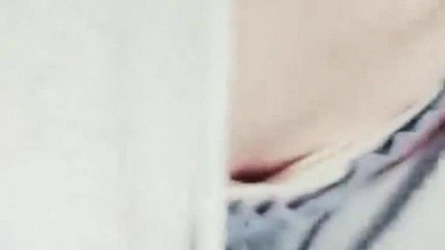 牛B女主播在网咖看到喜欢得小伙子就拉去厕所打一发