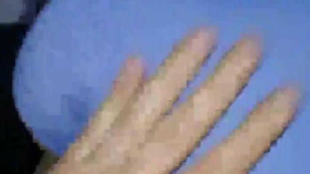 出卖小女友特製潮吹版! 内裤还没脱就湿一片 两指插入水声超大!