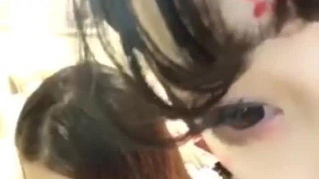時代衣装を着た裸の少女がルームメイトに陰毛を剃るのを手伝ってほしいと頼む