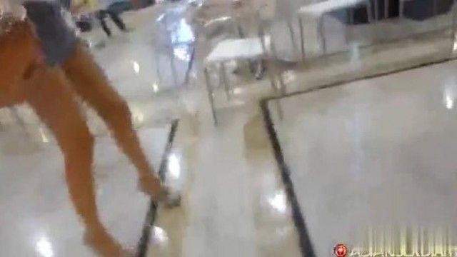 外国人が上海の少女シャオ・クイにCCRの正体についてインタビュー