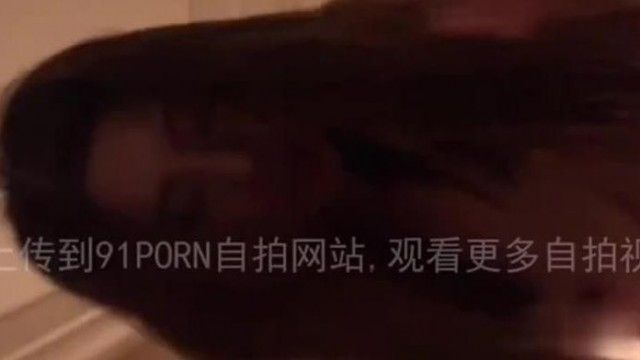 大奶妹说不看镜头还是爽到在镜头前舔舌