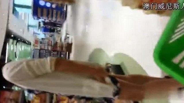 スーパーマーケットで撮られた女の子のスカートの隠し写真」
