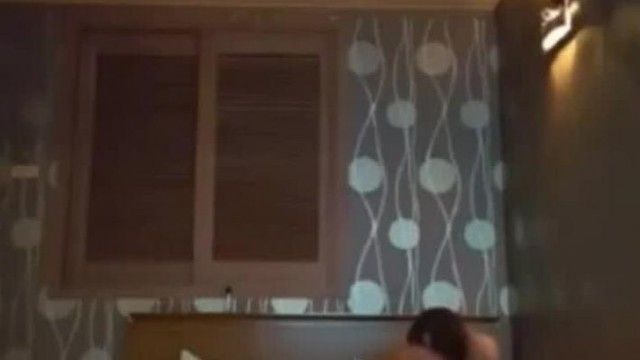 星期天唱KTV唱爽了直接和小姐去开房