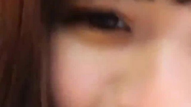 【あなたの顔を認識してください！】人気のために、昨日犬のオナニーを手伝ったばかりですが、今日は痴女のホットな女の子のホストが男性にコンドームなしでセックスするように直接頼み、その一部始終を生放送します！