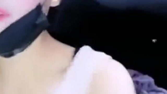 When the anchor with big breasts from Baihu saw a good car, he quickly got up and live broadcasted the car vibration with the driver.
