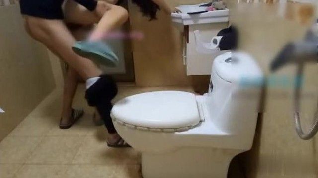 性感表嫂让表哥戴绿帽! 躲在厕所偷情还被怕听见在不敢放开呻吟