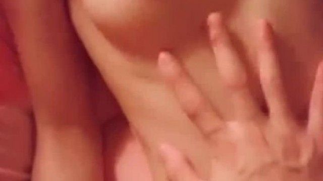 娘がAVを見てオナニーしているのを見てショックを受けた父は、仕方なく中に入ってセックスを教えました。
