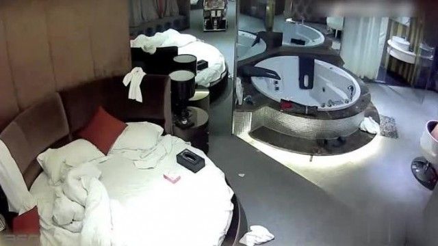 [精選偷拍!]偷攝帶著情趣用品開房間小情侶 90分鐘大玩特完