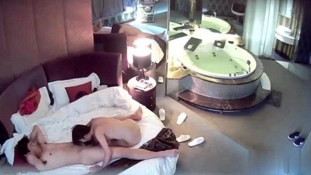 [精选偷拍!]豪华饭店真实有声偷拍，超饥渴的女生主动骑上去就没下来过