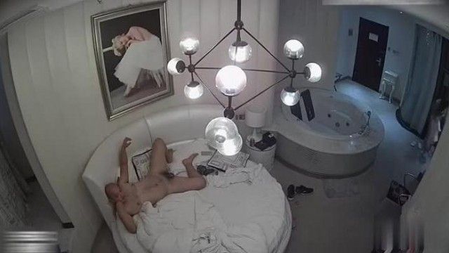 酒店偷拍光头哥操小妞 佔有慾很强边干还说你是我的
