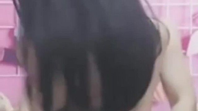 淫乱家庭 女儿娇喊：「我要喷了~我要流了！」