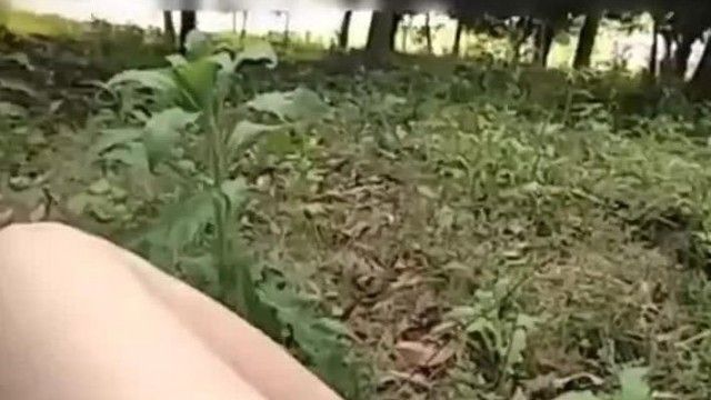 女子アナがノーパンでバイク配達員を誘惑して野外セックス！