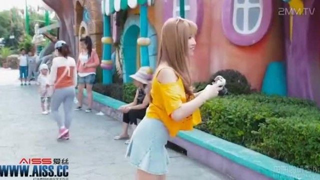 爱丝AISS《游乐场的奇景》何冉底裤大放送~最后加码屁屁外露~