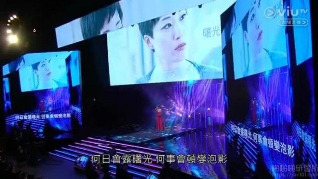 [香港] 香港金像獎餘香凝不慎胸貼外露!!導播急切遠景畫面!!