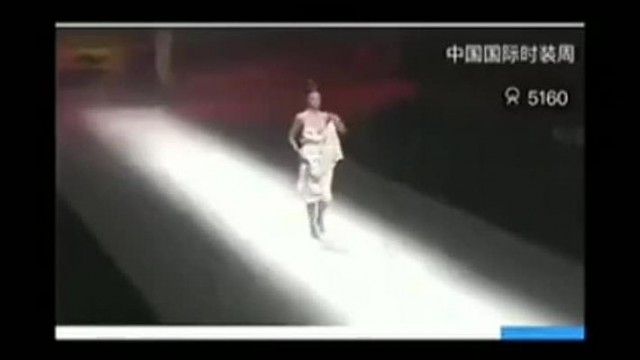模特很敬业~就算走光还是临危不乱~