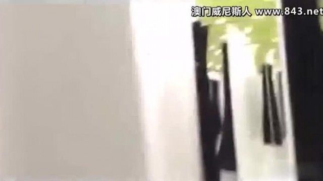 两个女生进更衣室能干嘛？洋妞玩超大「四对奶你含我帮舔」有种普雷+1