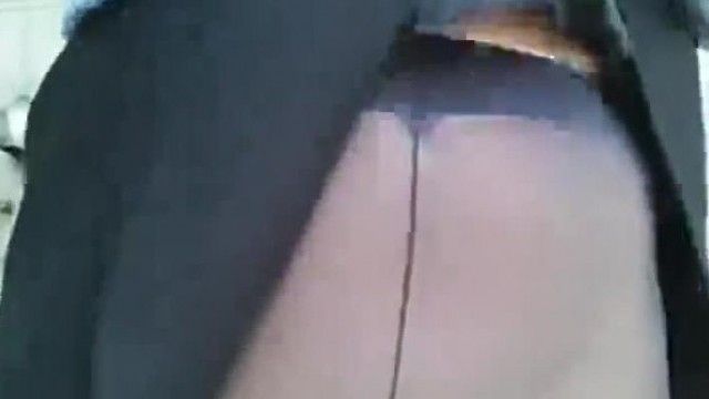 かわいい女の子が野外で大胆に露出しています。 歩道で上半身を持ち上げるだけでは不十分で、スカートの下のストッキングから髪の毛の跡が明らかになります。彼女はパンツを履いていません。