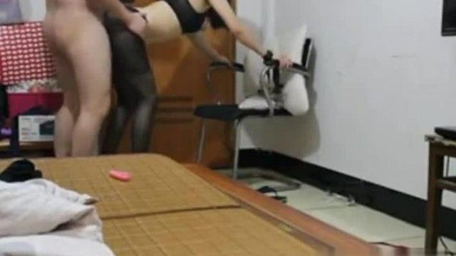 某女的公开招募SM对象让男方随便玩