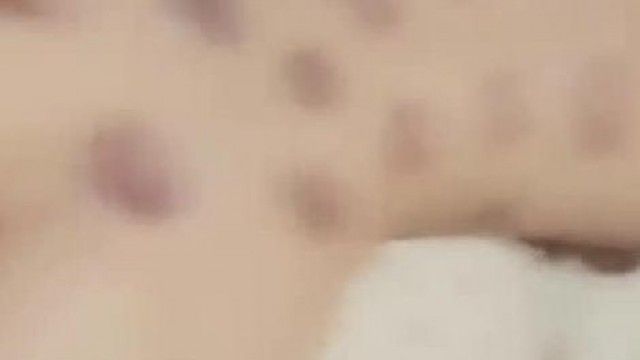 女神级主播摆动身体边洗边拍~原来私底下还兼职卖淫~自拍性爱视频流出!!