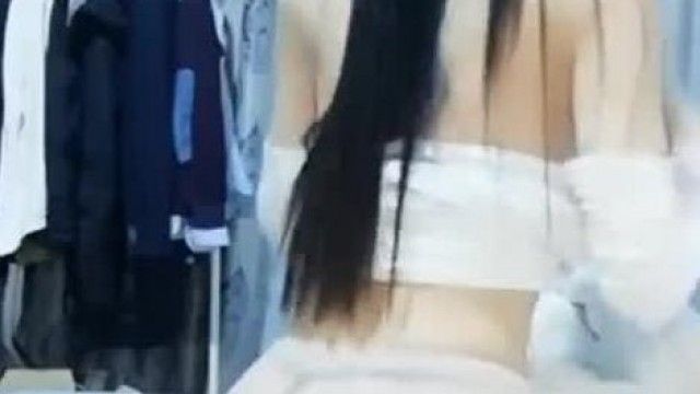 黑长直妹妹~全都是泡沫~就像处女膜一碰就破~