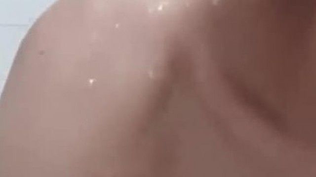 [Korea] Black-haired beauty – waiting for someone in the bathtub