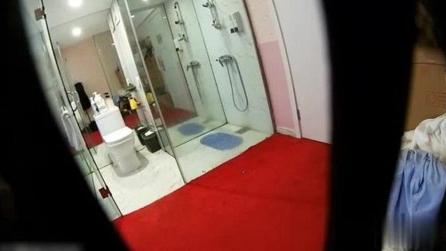 モデルの着替えとシャワーのリアルなショット! スタッフが先に去り、予期せぬ隅にカメラを隠しました。
