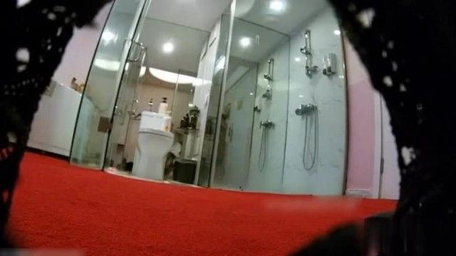 ミス ジュエリー ワールド チャンピオンは広告撮影中にこっそり撮影されました。9 頭身モデルは裸で完全に光にさらされていました。