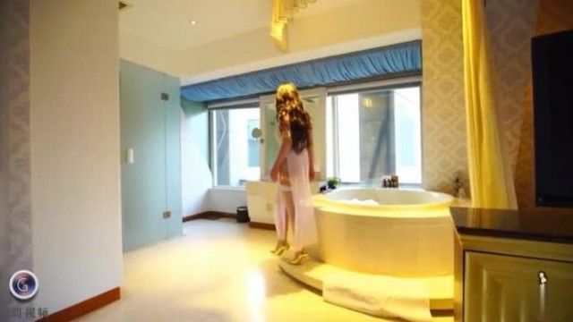 172cmの超セクシー女神モデル～撮影中にカメラマンがわざと水鉄砲でお尻を撃ってしまった～カメラマンは思わず桃尻を触ってしまった～