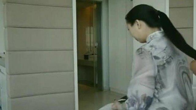 髪フェチの金持ち男に飼われて3年間ホテルから出られないロングヘアーの女性モデルが腰まで届くロングヘアーであらゆる性技を楽しむ！