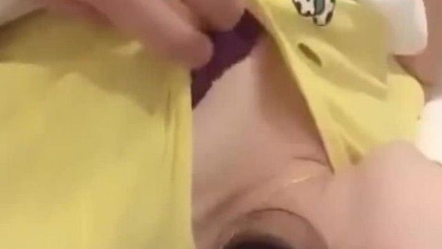 巨乳の若い女性が中国人キュレーターと戦う パート 2: 麻雀でお金を失い、借金を肉体的に返済しなければならない