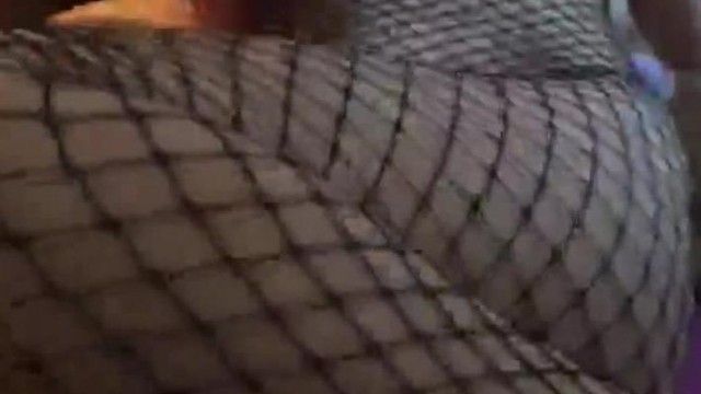 国产巨乳人妻 黑丝网格绝品诱惑 手指抚摸到高潮 呻吟声销魂酥骨