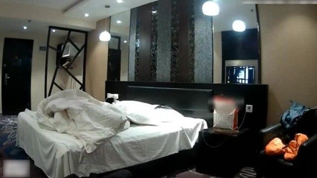 TP高挑性感的長腿美女帶著剛剛在網路上買的性感情趣服和男友啪啪