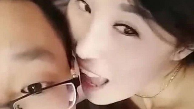 眼镜哥和漂亮老婆中秋放假在家直播啪啪捞外快居然有网友想花钱约炮他老婆