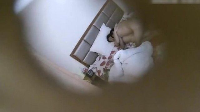 小さなホテルで中年男女が情事に興じる様子を隠し撮りしたこの若い女性は、あるテクニックを持って男を貫いて絶叫させます。