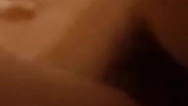部屋にチェックインして、彼氏と電話しながら彼女を犯しました。彼女はとても気持ちよかったです。