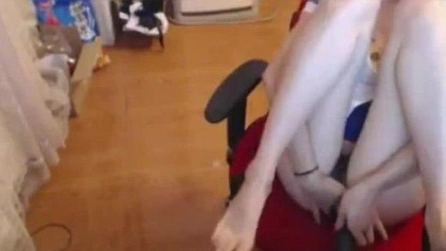 制服を着た非常にセクシーな美女が生放送をして海で遊んで、他の人にスクリーンショットやビデオを撮るように頼みました（笑）002807