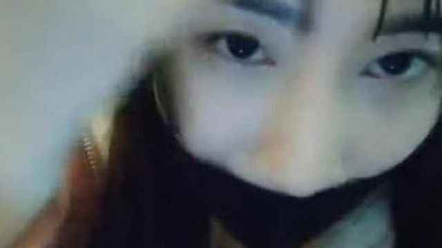 雙馬尾長相甜美思思浴室地上大黑牛自慰洗完澡沙發上再玩塞著跳蛋再振動棒插入很是誘惑喜歡不要錯過