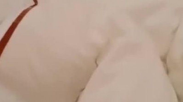 A beautiful girl in red underwear takes off her panties while sleeping, exposing her pussy. She turns over and takes off her panties, revealing a tender and hairy pussy. It’s very tempting. If you like it, don’t miss it.