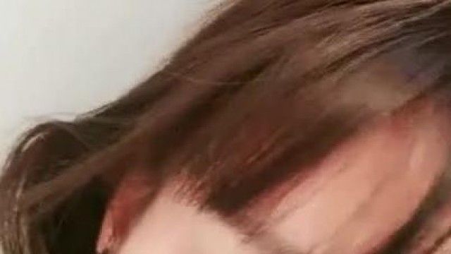 高颜值短发萌妹子【KIKI】跳蛋自慰喷水，无毛粉穴塞入震动呻吟娇喘非常诱人，很是诱惑喜欢不要错过