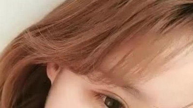 ショートヘアで容姿端麗なキキは、バスルームでバイブでオナニーします。彼女のピンク色の無毛マンコがとても魅力的です。それ。