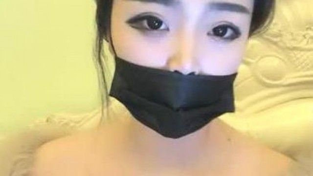 高颜值丰满肥逼御姐【小蝴蝶】揉搓奶子自摸逼逼，近距离特写手指插入，很是诱惑喜欢不要错过