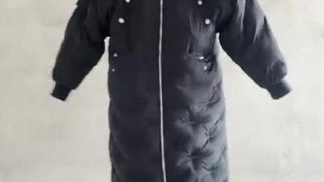 黑衣短发妹子开裆丝袜在家把大黑牛绑在腿上再户外附近毛坯房露逼震动自慰很是诱惑喜欢不要错过