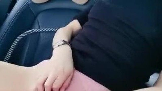 A good-looking girl in black masturbates outdoors in a car. She stops by the roadside and puts a vibrator in her pussy, removes her panties, touches her pussy and moans. It’s very tempting. If you like it, don’t miss it.