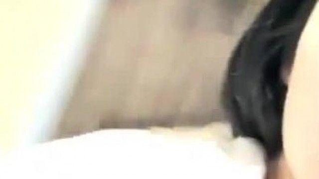 容姿端麗で可愛い女の子が自分で剃って無毛のマンコをクローズアップしてるのがとても魅力的です。