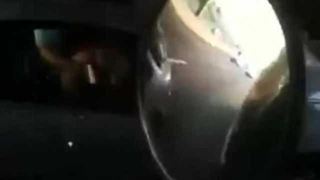 女乘客屁股抬高...上下低头吃驾驶的大香肠...驾驶边开车边使出金手指抠弄(