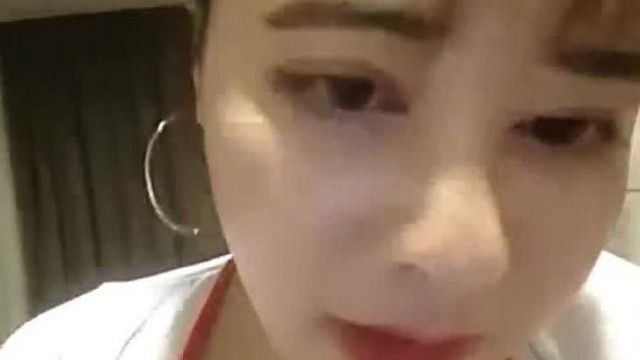 小蜜桃女神在跳蛋上涂绿油精！把自己尻到水水不断倾洩而出：美胸真相超诱人